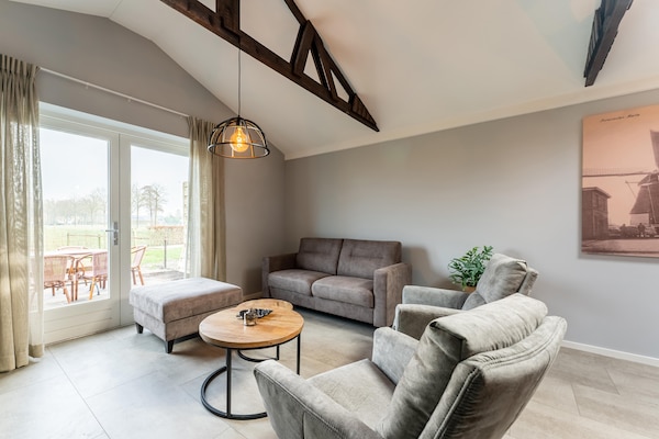 Foto van 2 modern verbouwde vakantiehuisjes naast elkaar in landelijke omgeving - LivingRoom
