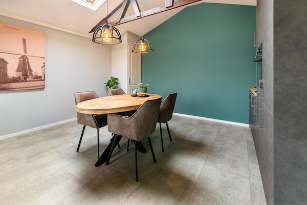 Foto van 2 modern verbouwde vakantiehuisjes naast elkaar in landelijke omgeving - DiningRoom