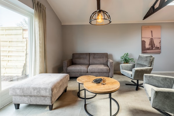 Foto van 2 modern verbouwde vakantiehuisjes naast elkaar in landelijke omgeving - LivingRoom