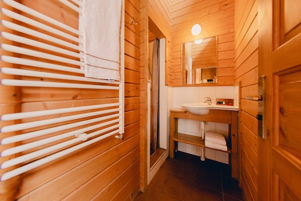 Foto van Luxe berglodge voor 6 personen - Vakantiehuis in Slagharen - BathRoom