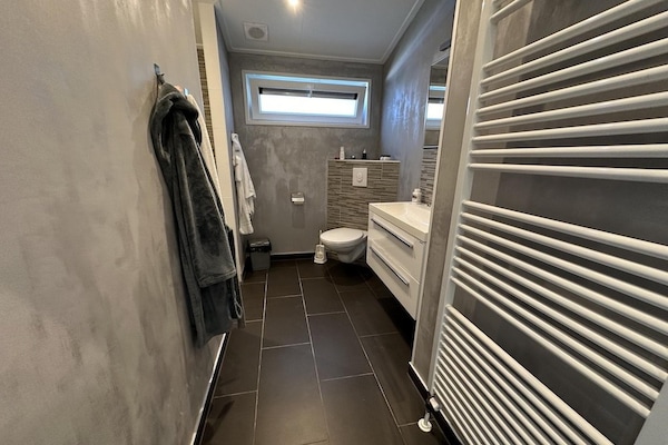 Foto van Chalet in Biddinghuizen, zwembadfaciliteiten - Vakantiehuis in Biddinghuizen - BathRoom