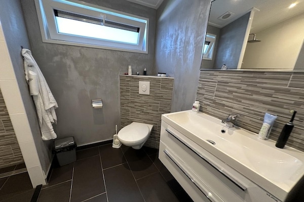 Foto van Chalet in Biddinghuizen, zwembadfaciliteiten - Vakantiehuis in Biddinghuizen - BathRoom