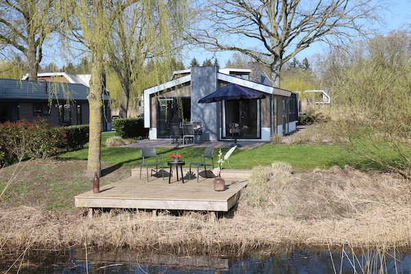 Foto van Chalet in Biddinghuizen, zwembadfaciliteiten - Vakantiehuis in Biddinghuizen - ExteriorSummer