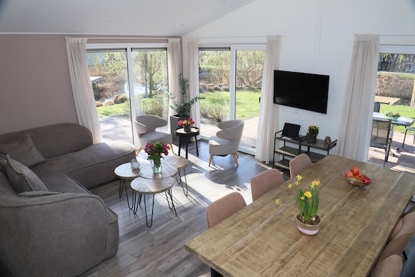 Foto van Chalet in Biddinghuizen, zwembadfaciliteiten - Vakantiehuis in Biddinghuizen - LivingRoom
