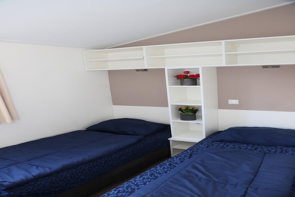 Foto van Chalet in Biddinghuizen, zwembadfaciliteiten - Vakantiehuis in Biddinghuizen - BedRoom