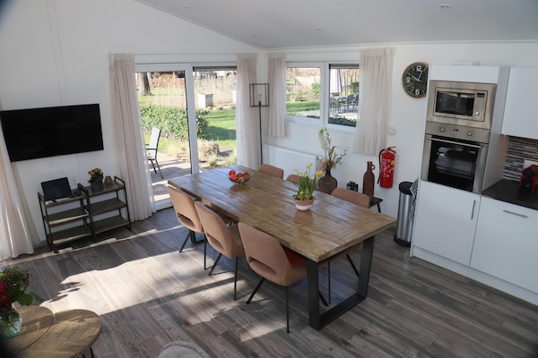 Foto van Chalet in Biddinghuizen, zwembadfaciliteiten - Vakantiehuis in Biddinghuizen - DiningRoom