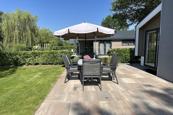 Foto van Chalet in Biddinghuizen, zwembadfaciliteiten - Vakantiehuis in Biddinghuizen - TerraceBalcony