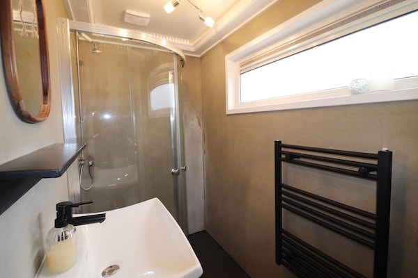 Foto van Huisjes in Friesland met Boerderijbeleving - Vakantiehuis in Tjerkgaast - BathRoom