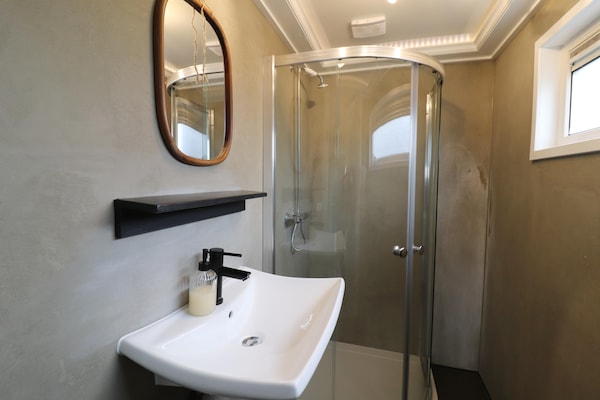 Foto van Huisjes in Friesland met Boerderijbeleving - Vakantiehuis in Tjerkgaast - BathRoom
