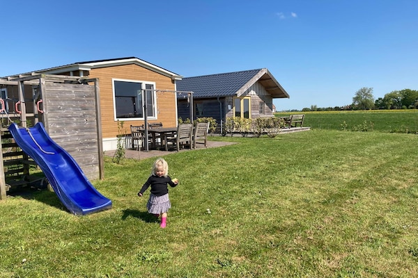 Foto van Huisjes in Friesland met Boerderijbeleving - Vakantiehuis in Tjerkgaast - ExteriorSummer