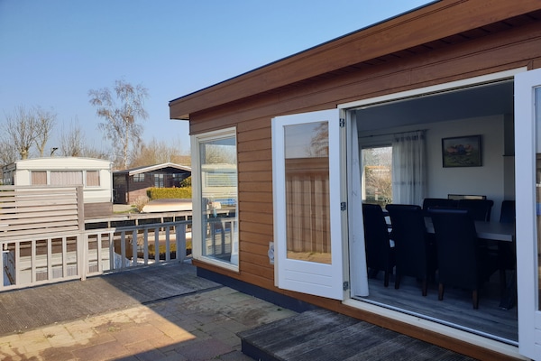 Foto van Luxe chalet met eigen sloep en haven in Bantega Friesland - ExteriorSummer