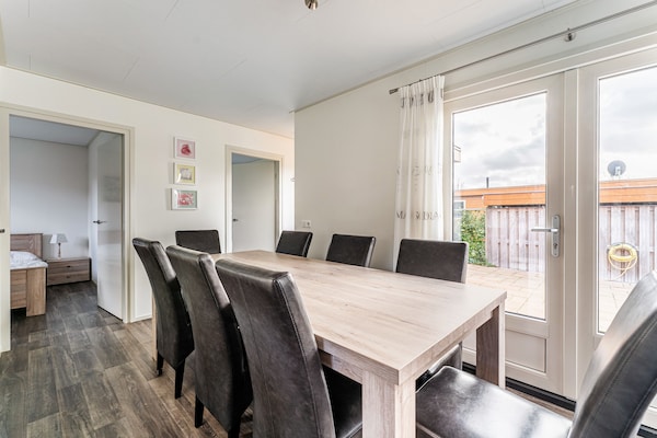 Foto van Luxe chalet met eigen sloep en haven in Bantega Friesland - DiningRoom