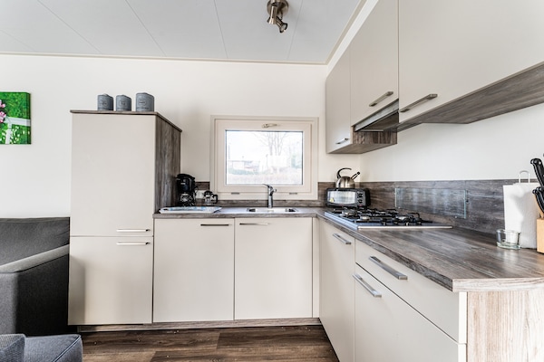 Foto van Luxe chalet met eigen sloep en haven in Bantega Friesland - Kitchen