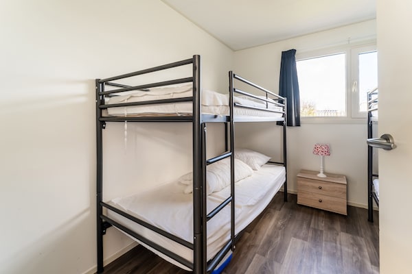 Foto van Luxe chalet met eigen sloep en haven in Bantega Friesland - BedRoom