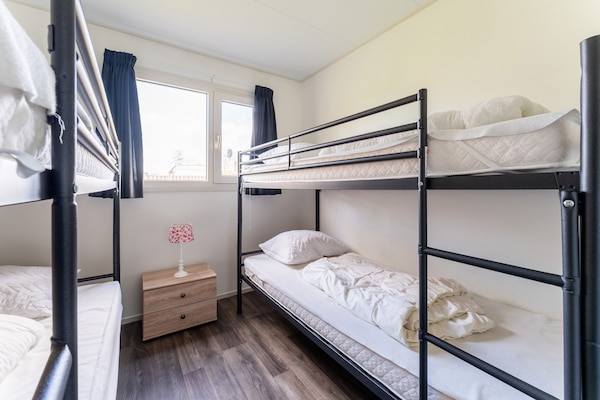 Foto van Luxe chalet met eigen sloep en haven in Bantega Friesland - BedRoom