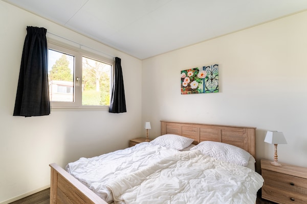 Foto van Luxe chalet met eigen sloep en haven in Bantega Friesland - BedRoom