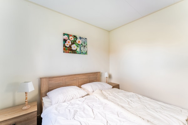 Foto van Luxe chalet met eigen sloep en haven in Bantega Friesland - BedRoom
