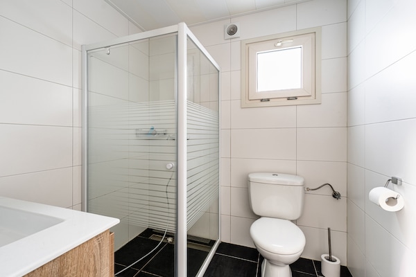 Foto van Luxe chalet met eigen sloep en haven in Bantega Friesland - BathRoom