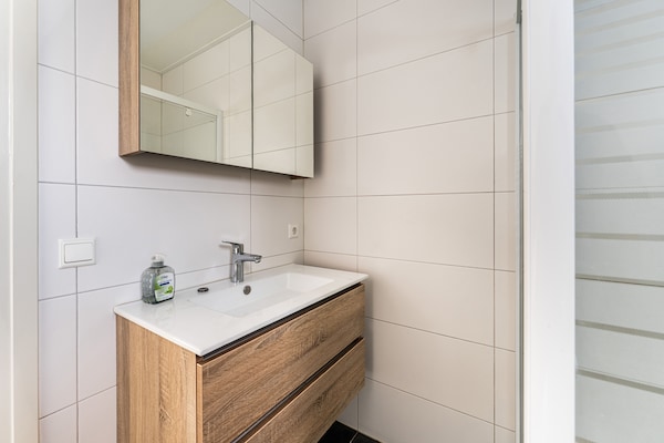 Foto van Luxe chalet met eigen sloep en haven in Bantega Friesland - BathRoom