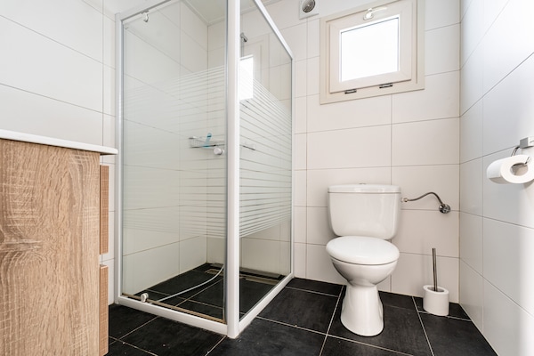Foto van Luxe chalet met eigen sloep en haven in Bantega Friesland - BathRoom