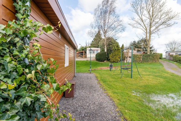 Foto van Luxe chalet met eigen sloep en haven in Bantega Friesland - GardenSummer