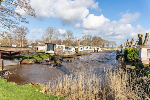 Foto van Luxe chalet met eigen sloep en haven in Bantega Friesland - AreaSummer5KM