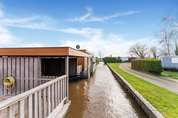 Foto van Luxe chalet met eigen sloep en haven in Bantega Friesland - AreaSummer5KM