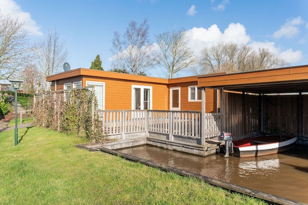 Foto van Luxe chalet met eigen sloep en haven in Bantega Friesland - HallReception
