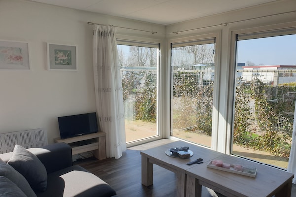 Foto van Luxe chalet met eigen sloep en haven in Bantega Friesland - LivingRoom