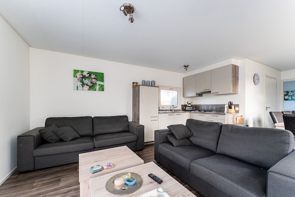 Foto van Luxe chalet met eigen sloep en haven in Bantega Friesland - LivingRoom