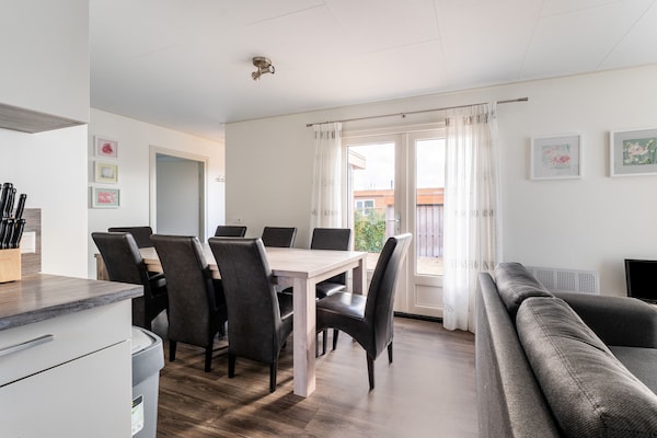 Foto van Luxe chalet met eigen sloep en haven in Bantega Friesland - DiningRoom