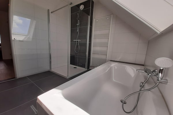 Foto van Stijlvolle Friese villa met tuin - Vakantiehuis in Leons - BathRoom