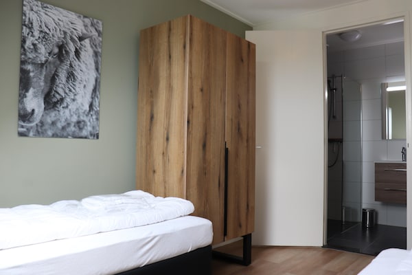 Foto van Twee naast elkaar gelegen luxe villa's in Friesland - BedRoom