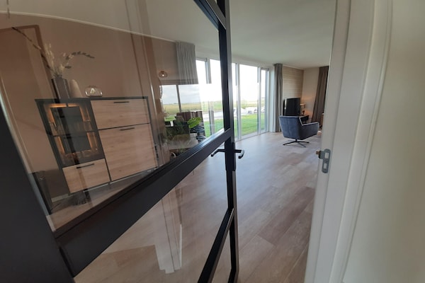 Foto van Twee naast elkaar gelegen luxe villa's in Friesland - LivingRoom