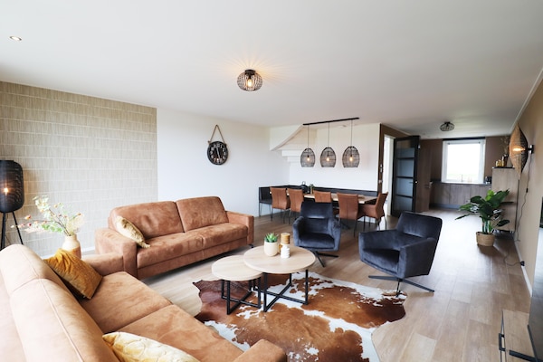 Foto van Twee naast elkaar gelegen luxe villa's in Friesland - LivingRoom