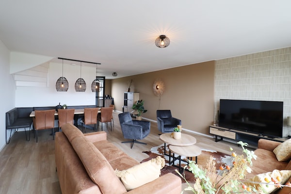 Foto van Twee naast elkaar gelegen luxe villa's in Friesland - LivingRoom