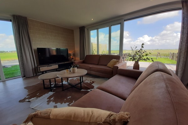 Foto van Twee naast elkaar gelegen luxe villa's in Friesland - LivingRoom