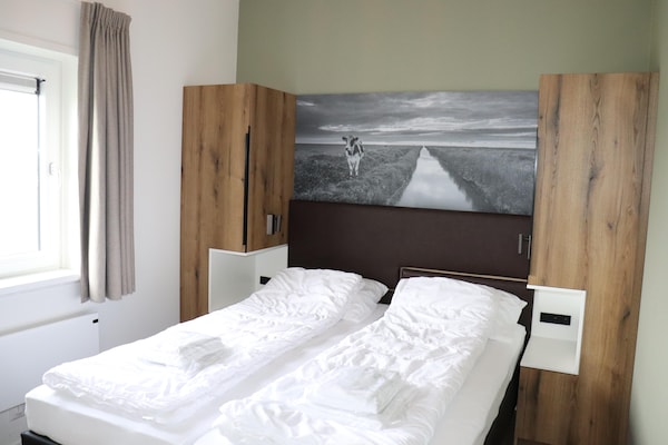 Foto van Twee naast elkaar gelegen luxe villa's in Friesland - BedRoom