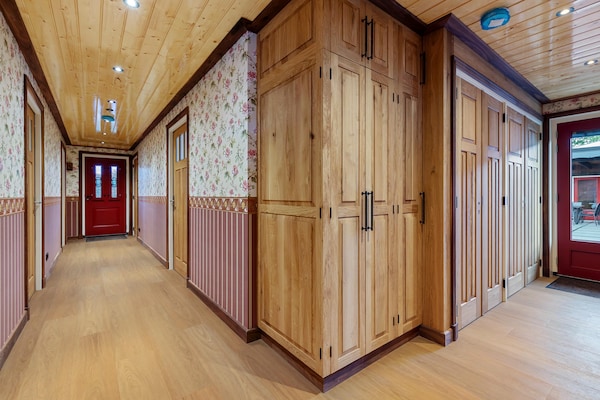 Foto van Vrijstaand Huis aan Kanaal in Friesland - Vakantiehuis in Jistrum / Skûlenboarch - HallReception