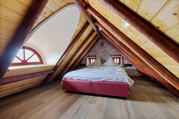Foto van Vrijstaand Huis aan Kanaal in Friesland - Vakantiehuis in Jistrum / Skûlenboarch - BedRoom