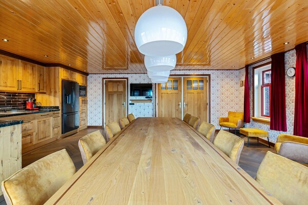 Foto van Vrijstaand Huis aan Kanaal in Friesland - Vakantiehuis in Jistrum / Skûlenboarch - DiningRoom