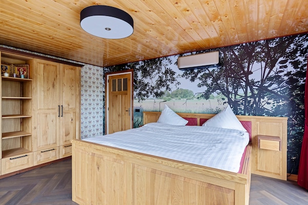 Foto van Vrijstaand Huis aan Kanaal in Friesland - Vakantiehuis in Jistrum / Skûlenboarch - BedRoom