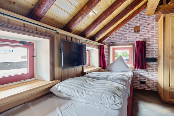 Foto van Vrijstaand Huis aan Kanaal in Friesland - Vakantiehuis in Jistrum / Skûlenboarch - BedRoom