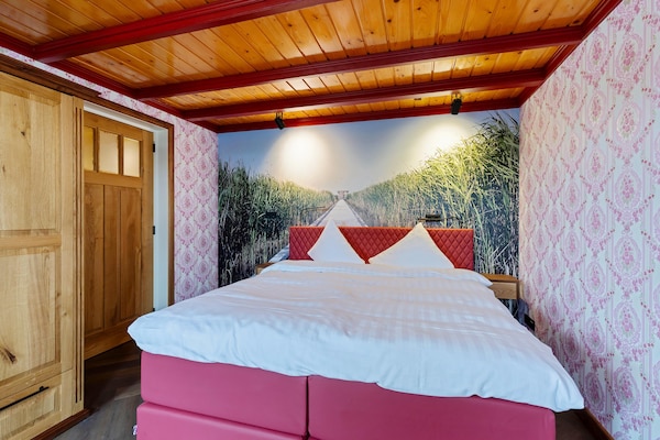 Foto van Vrijstaand Huis aan Kanaal in Friesland - Vakantiehuis in Jistrum / Skûlenboarch - BedRoom