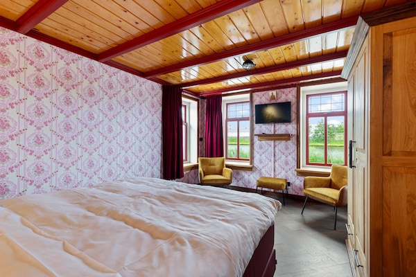 Foto van Vrijstaand Huis aan Kanaal in Friesland - Vakantiehuis in Jistrum / Skûlenboarch - BedRoom