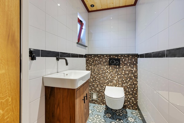 Foto van Vrijstaand Huis aan Kanaal in Friesland - Vakantiehuis in Jistrum / Skûlenboarch - BathRoom