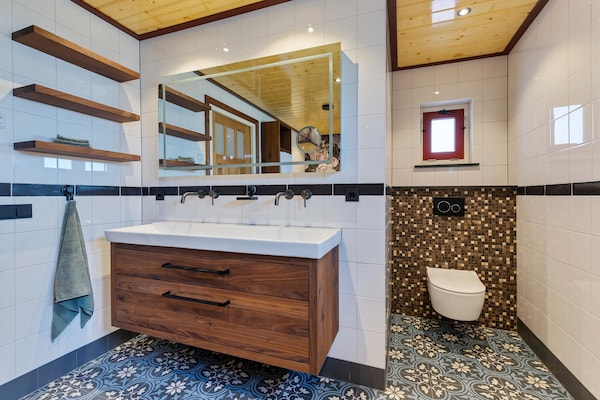 Foto van Vrijstaand Huis aan Kanaal in Friesland - Vakantiehuis in Jistrum / Skûlenboarch - BathRoom