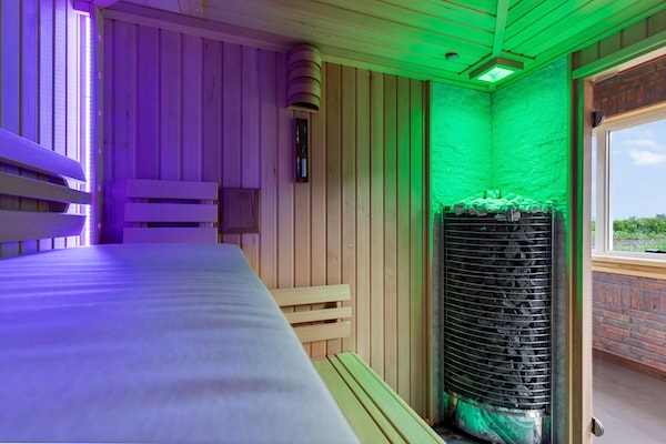 Foto van Vrijstaand Huis aan Kanaal in Friesland - Vakantiehuis in Jistrum / Skûlenboarch - Wellness
