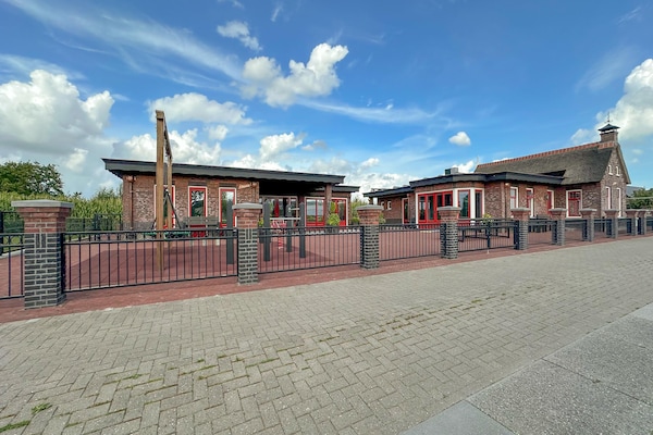 Foto van Vrijstaand Huis aan Kanaal in Friesland - Vakantiehuis in Jistrum / Skûlenboarch - ExteriorSummer