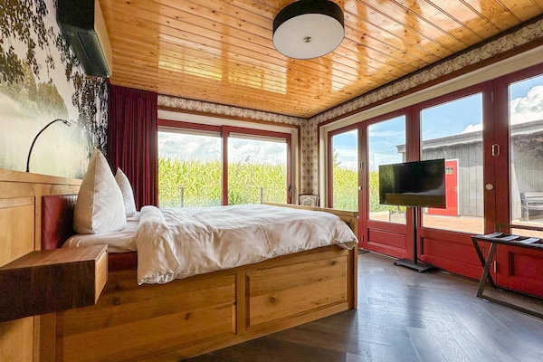 Foto van Vrijstaand Huis aan Kanaal in Friesland - Vakantiehuis in Jistrum / Skûlenboarch - BedRoom
